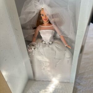 Muñeca Barbie Blushing
Bride de Mattel lanzada en 1999.
